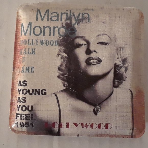 Double Mirror Compact, Marilyn Monroe-Hollywood Walk of Fame - Picture 1 of 6